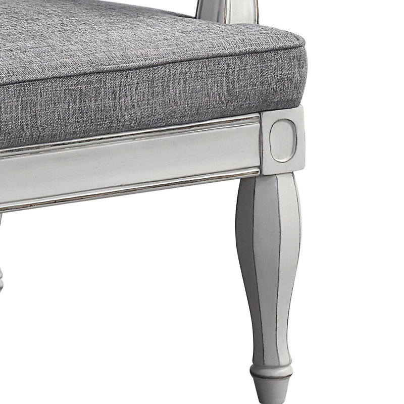Tissu et chaise au fini blanc antique