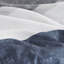 Édredon simple à rayures avec draps en bleu et gris. Rembourrage. Édredon, taies décoratives, drap plat, taies d'oreiller ajustées. Convient à un matelas de 14 po ou moins. Lavable à la machine. Draps bleu / gris modernes.