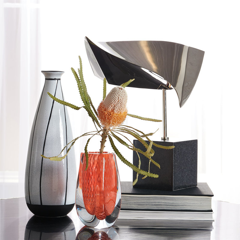 Vase triangulaire orange à bulles