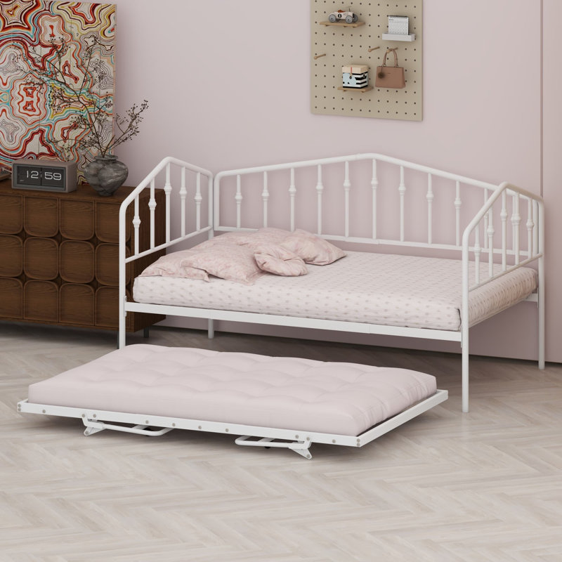 Lit de jour avec lit gigogne ajustable, double l'espace d'accueil des invités grâce à sa construction stable et durable.