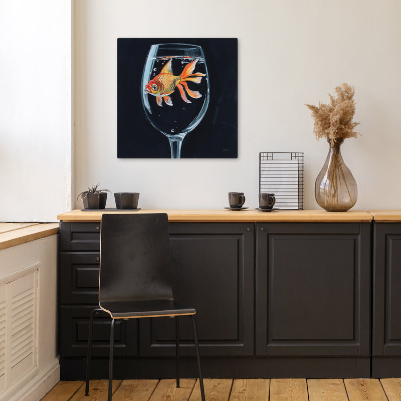 Poisson rouge dans un verre à vin, art contemporain, H 18 po x l 18 po