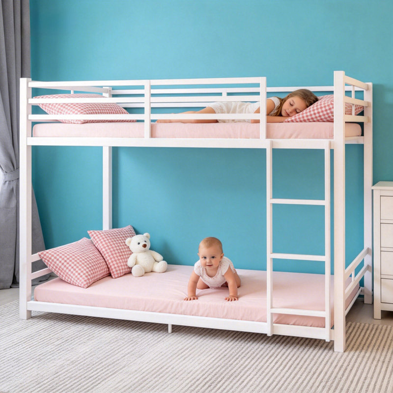 Lit superposé simple au-dessus de simple avec échelle intégrée, structure en métal blanc robuste, barrières de sécurité très hautes, lit peu encombrant pour la chambre à coucher