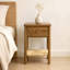 Table de chevet familiale avec bords arrondis et tablette de rangement en jute