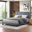Luxueux lit plateforme tapissier en velours avec garniture cloutée et structure en bois robuste, idéal pour les chambres élégantes et confortables.-1552645910-1552645908