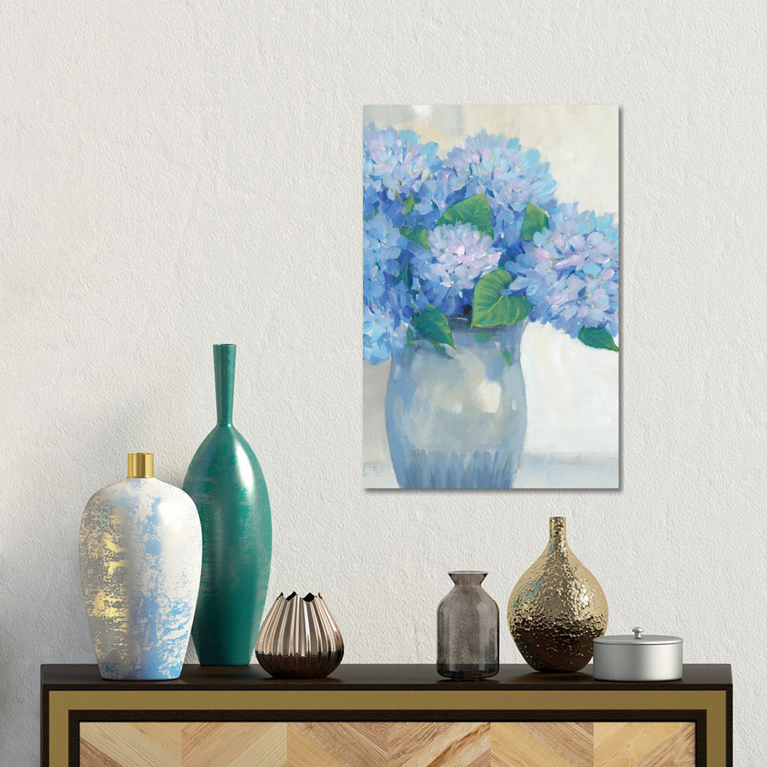 Blaue Hortensien in der Vase I von Tim OToole - Galerie-umwickelte Leinwand Giclée auf Leinwand