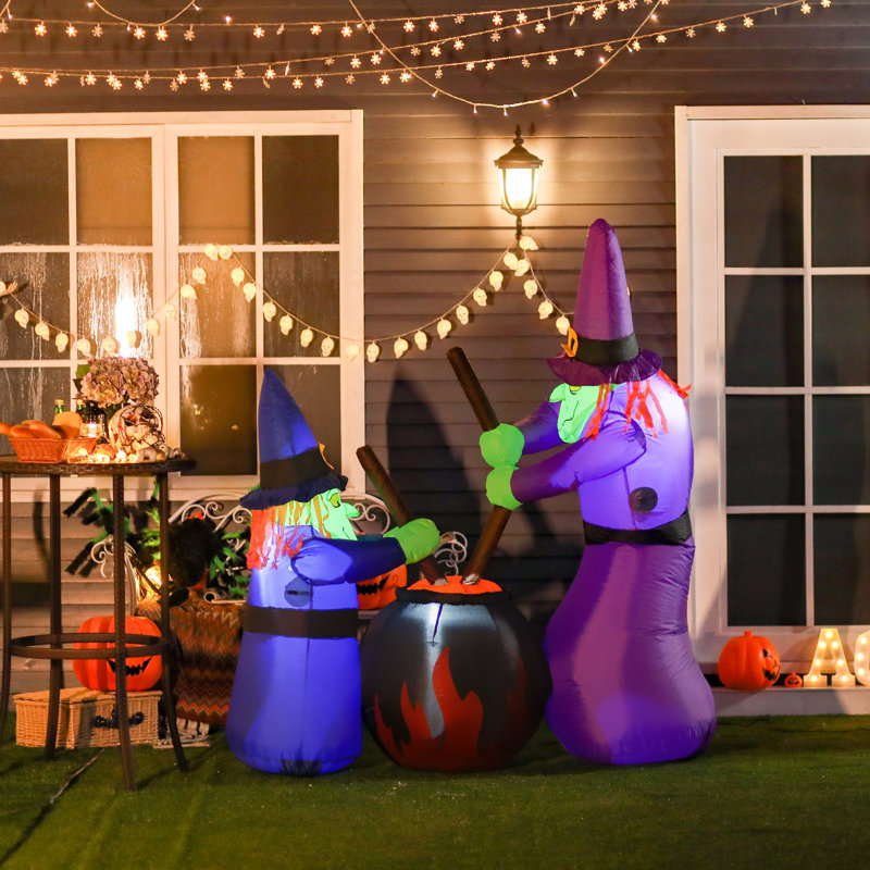 Sorcières de brassage gonflées à l'extérieur avec chaudron d'Halloween