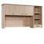 Bureau avec finition brune, panneaux légers, rangement ouvert avec deux tablettes, portes cachées derrière, glissières de tiroir et gestion des câbles, rangement,