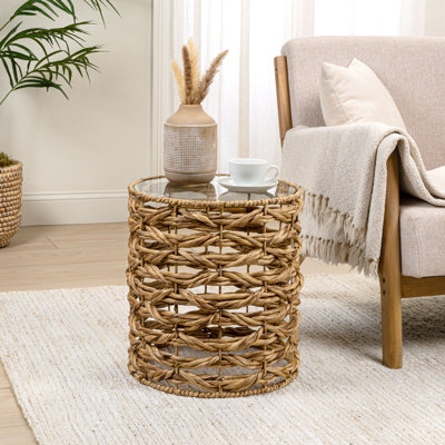 Table de bout ronde en jacinthe d'eau naturelle tissée à la main avec plateau en verre Malaya de 16 po Malaya