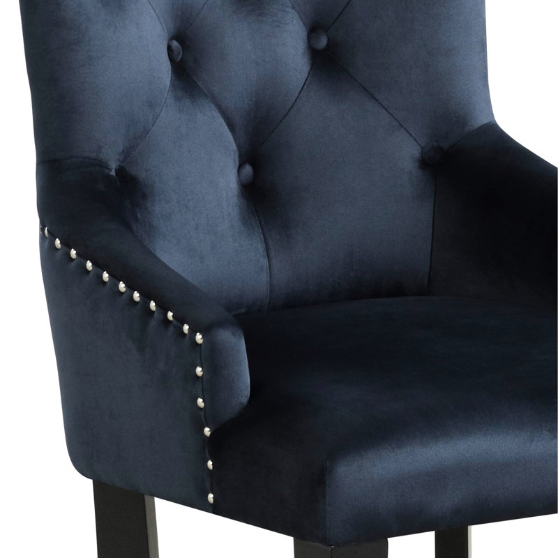 Chaise d'appoint en velours bleu foncé foncé avec assise inclinée de 20 po de profondeur, 22 po de largeur et 220 lb de confort