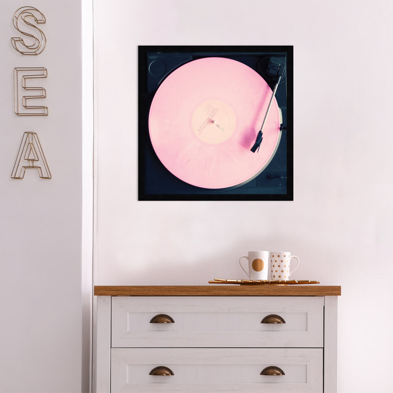 «Pink Record» par Caroline Mint - photographie avec cadre photo, H 19 po x l 19 po, Noir