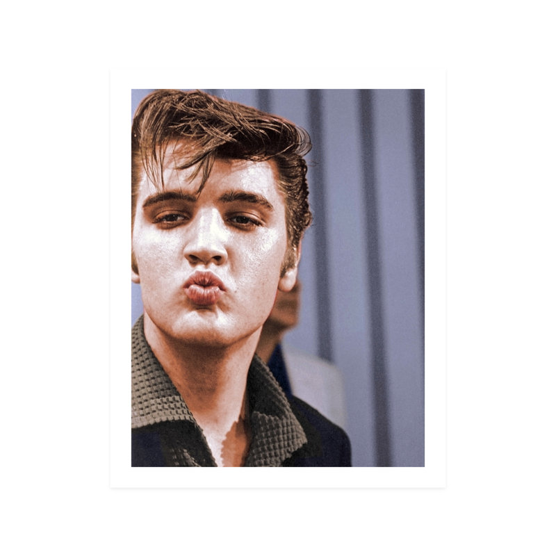 Elvis Presley: Le Baiser - photographie, H 10 po x l 8 po