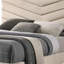 Très grand lit Vevy, revêtement en flanelle beige capitonnée à chevrons-117559625