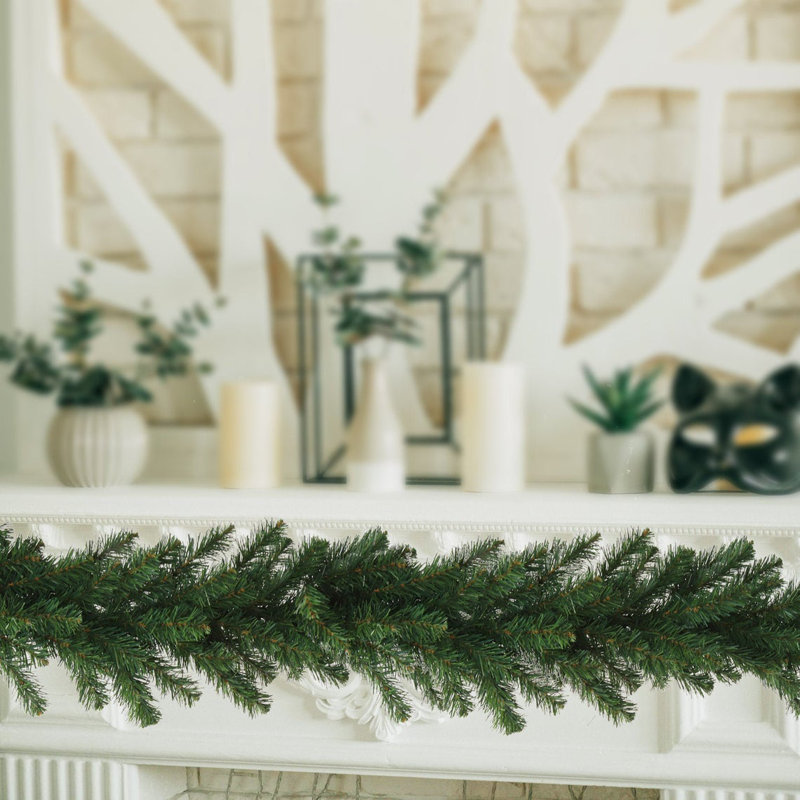 Guirlande de 9 pi de hauteur - verdure artificielle réaliste, parfaite pour les décorations des Fêtes, les manteaux de cheminée, les escaliers et les décorations de Noël