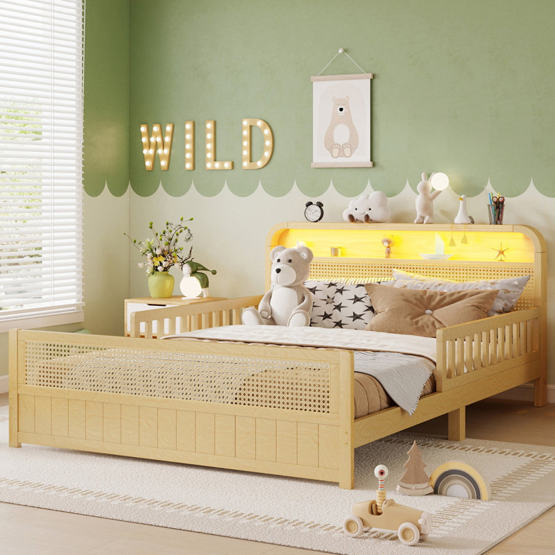 Structure de lit double en rotin avec lumières DEL et tête de lit à rangement, lit plateforme double avec barrières de sécurité pour enfants