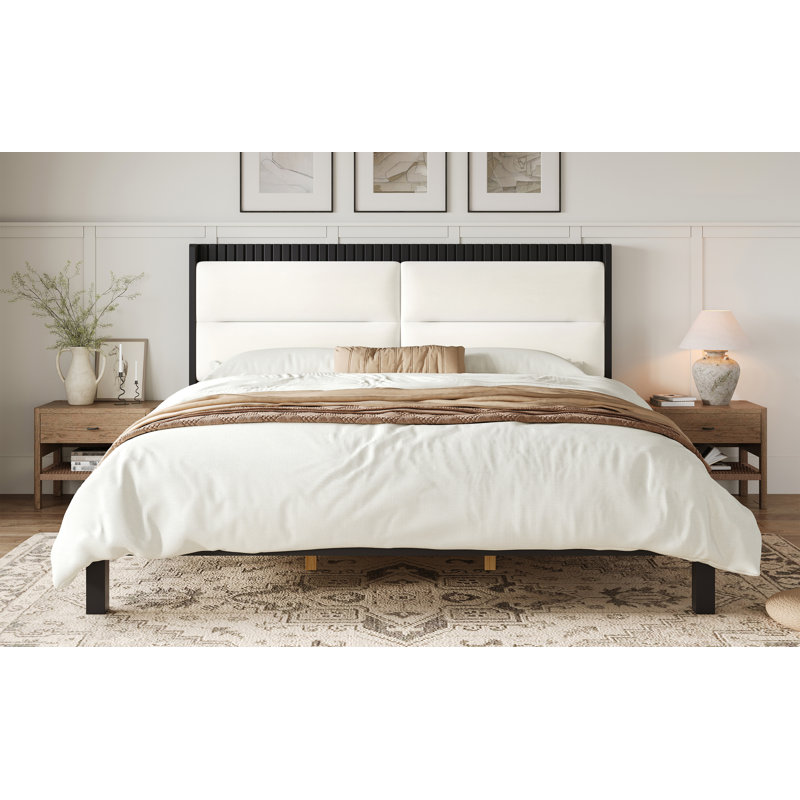 Structure de lit plateforme en bois massif de très grande taille avec tête de lit tapissier en velours beige, noir, aucun sommier tapissier requis