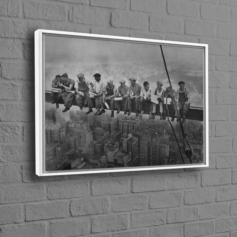 Superbe reproduction sur toile moderne mettant en vedette 11 hommes en train de déjeuner sur un gratte-ciel à New York, illustrés dans un style abstrait