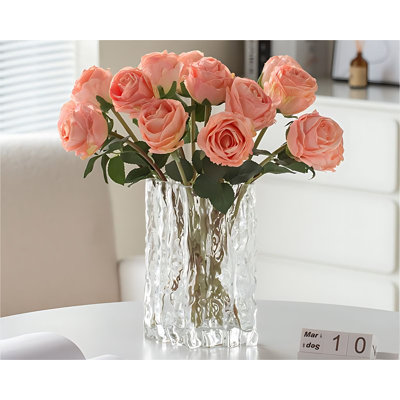 Arrangement floral rose en plastique dans un vase