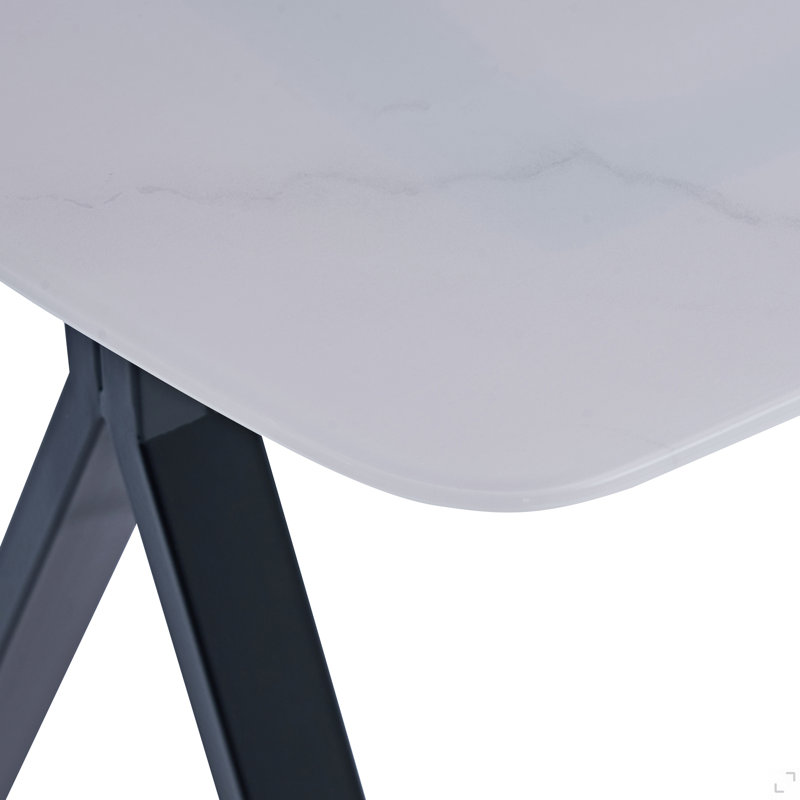 Table de salle à manger rectangulaire avec un plateau en verre trempé avec un motif en marbre et des pieds en métal noir, idéale pour les repas au restaurant.