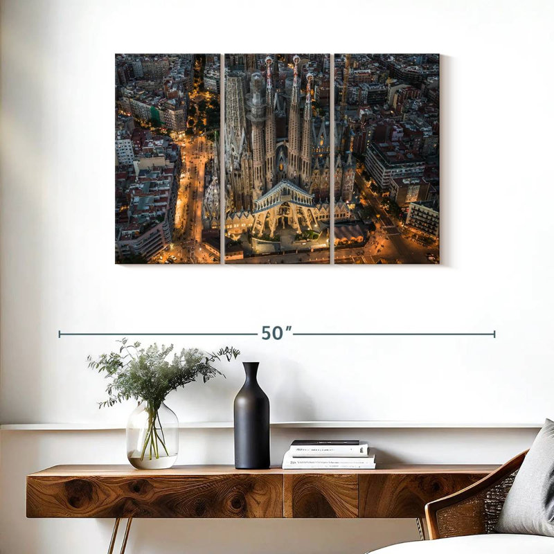 Lilie Sagrada Familia la nuit, H 24 po x l 38 po