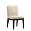 2 chaises de salle à manger rembourrées en tissu beige avec détails à finition noire et 2 pieds élégants