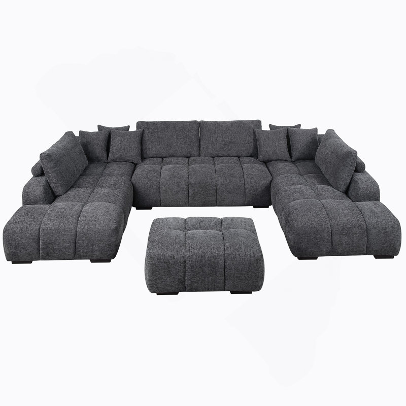 Canapé modulaire en chenille gris choisi avec 2 chaises, repose-pieds et coussins décoratifs pour un confort moderne