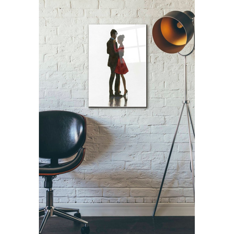 «The Embrace II Red Dress» par Marco Fabiano, art mural en verre acrylique, H 24 po x l 16 po x P 0,12 po