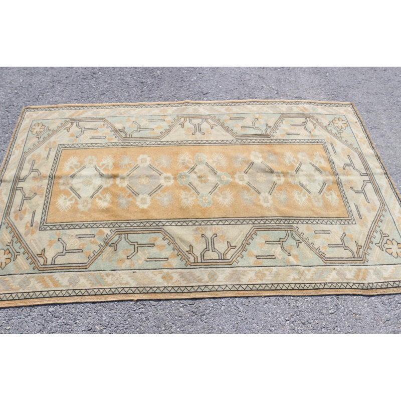 Tapis turc tissé à la main dans un style rétro avec une fabrication en laine et une teinte orange frappante pour une utilisation intérieure sur n'importe quelle surface de plancher