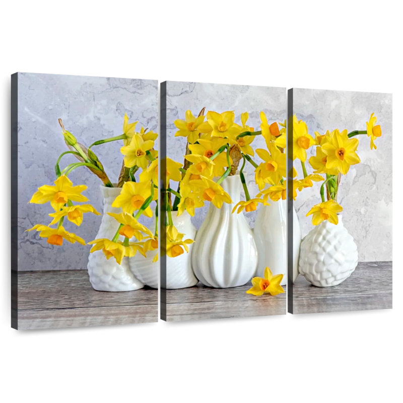 Jonquilles Harnek dans des vases blancs, H 20 po x l 33 po