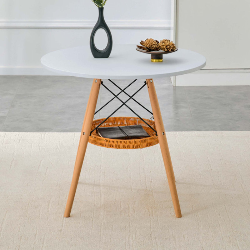 Table de salle à manger ronde, plateau en MDF thermoformé, pieds en bois massif, avec panier de rangement suspendu en osier. Une table basse décontractée, idéale pour 2 à 4 personnes.