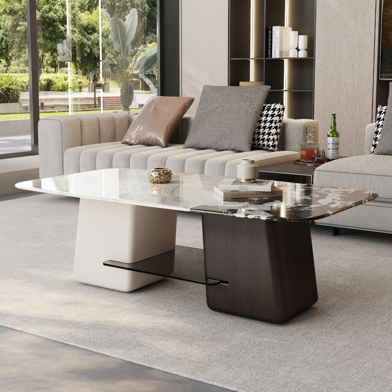 Table basse de luxe moderne de 51 po avec plateau en faux marbre, plateforme en verre trempé et pieds en bois, table basse en pierre frittée, table centrale