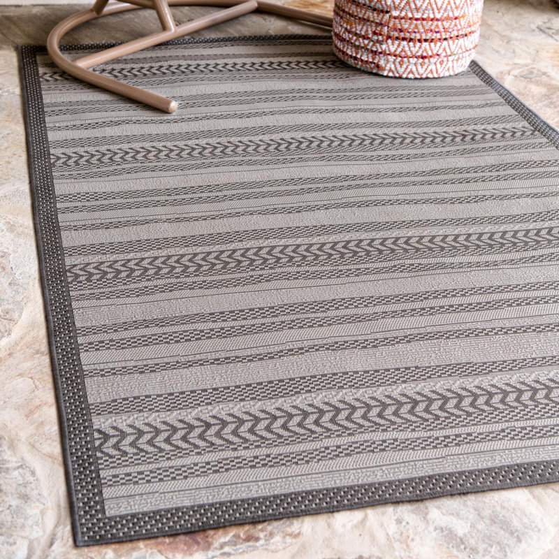 Tapis intérieur / extérieur rayé gris McLellen, Rectangulaire 7 pi 1 po x 10 pi