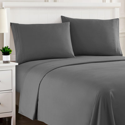 Ensemble de draps en microfibre douce de la série 1800 classique Luxurious offert dans un choix de couleurs unies et de tailles