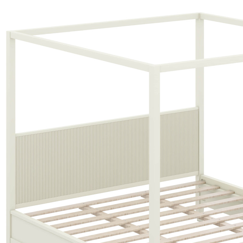 Structure de lit à baldaquin en bois avec panneaux cannelés intemporels et lattes de soutien épaisses, Très grand lit, Beige