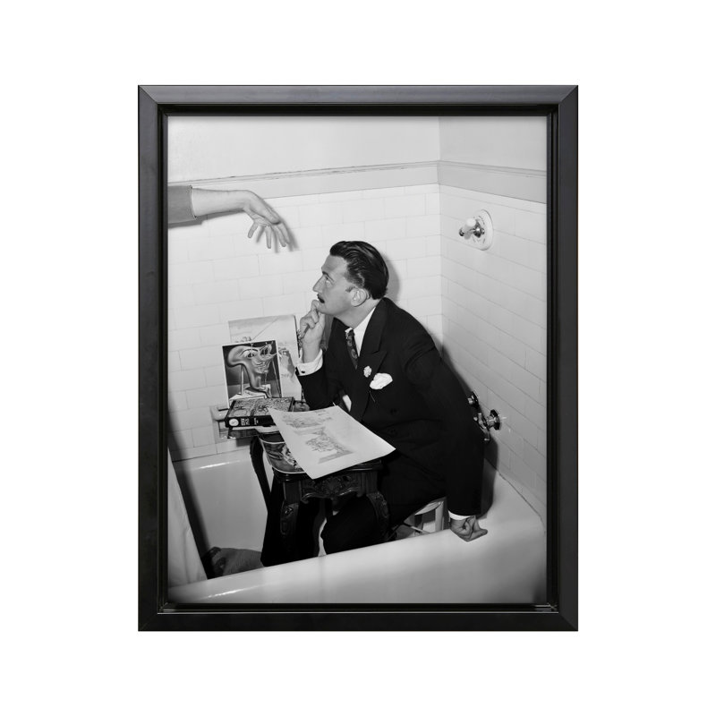 Salvador Dali assis dans une baignoire, H 08 po x l 10 po, Canevas, Cadre noir