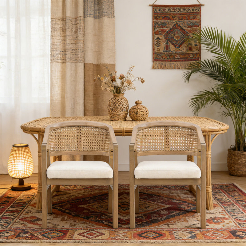 Chaise de salle à manger avec cadre en bois et dossier en rotin