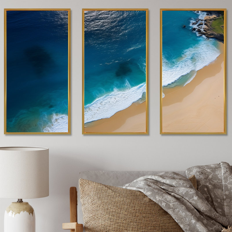 Vue aérienne de la plage côtière II - art mural plage, Cadre flottant doré, H 32 po x l 48 po