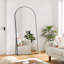 Miroir surdimensionné arqué sur toute la surface avec support - Miroir de plancher mural ou autoportant pour la décoration d'une pièce-435940453-435269280