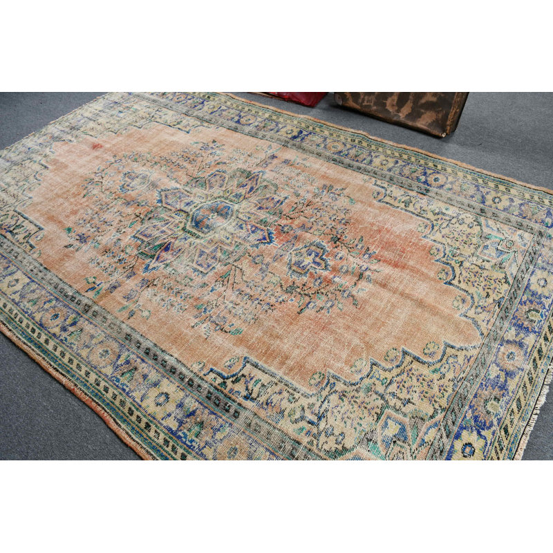 Tapis turc surdimensionné tissé à la main de style rétro idéal pour le bureau ou la chambre à coucher dans une couleur orange vibrante