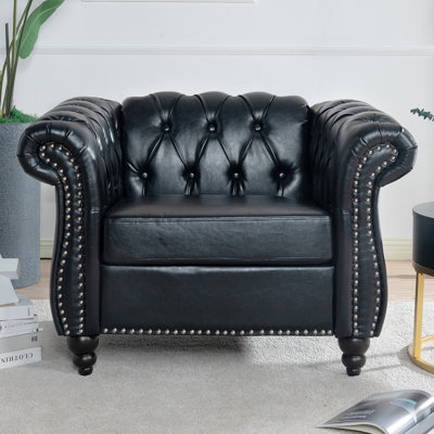 Fauteuil une place au charme intemporel, revêtement en PU souple, pieds en bouleau, hauteur d'assise de 32 cm, largeur des accoudoirs de 22 cm, ambiance harmonieuse, revêtement en PU noir imitation cuir, assise en bois de 57 cm, hauteur de dossier de 49 cm.