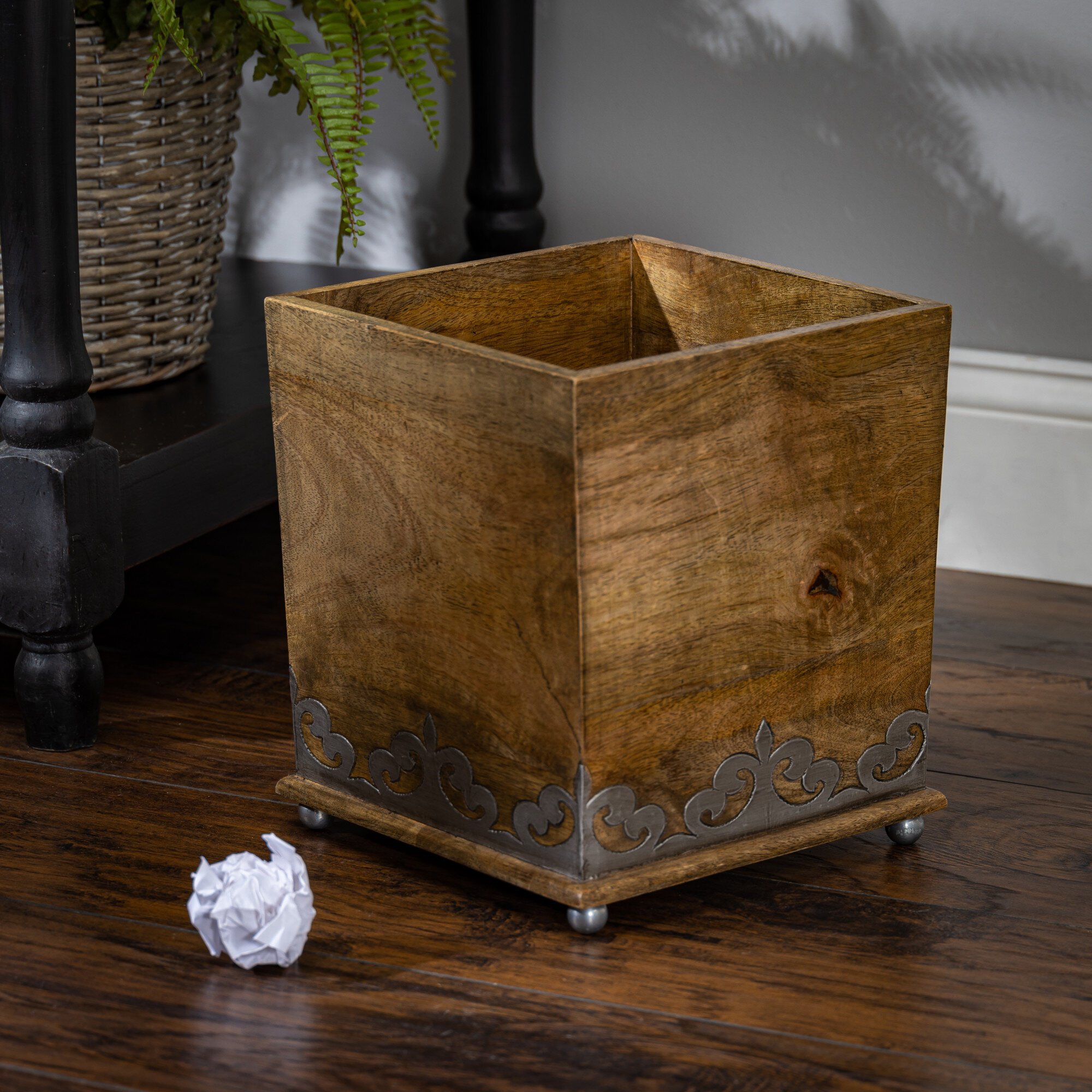 Gracious Goods Square Cream Ceramic Tissue Box Cover in a Metal Base