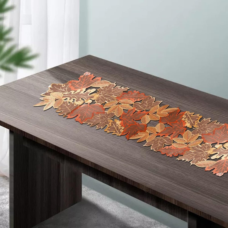 Chemin de table brodé à feuilles d'automne