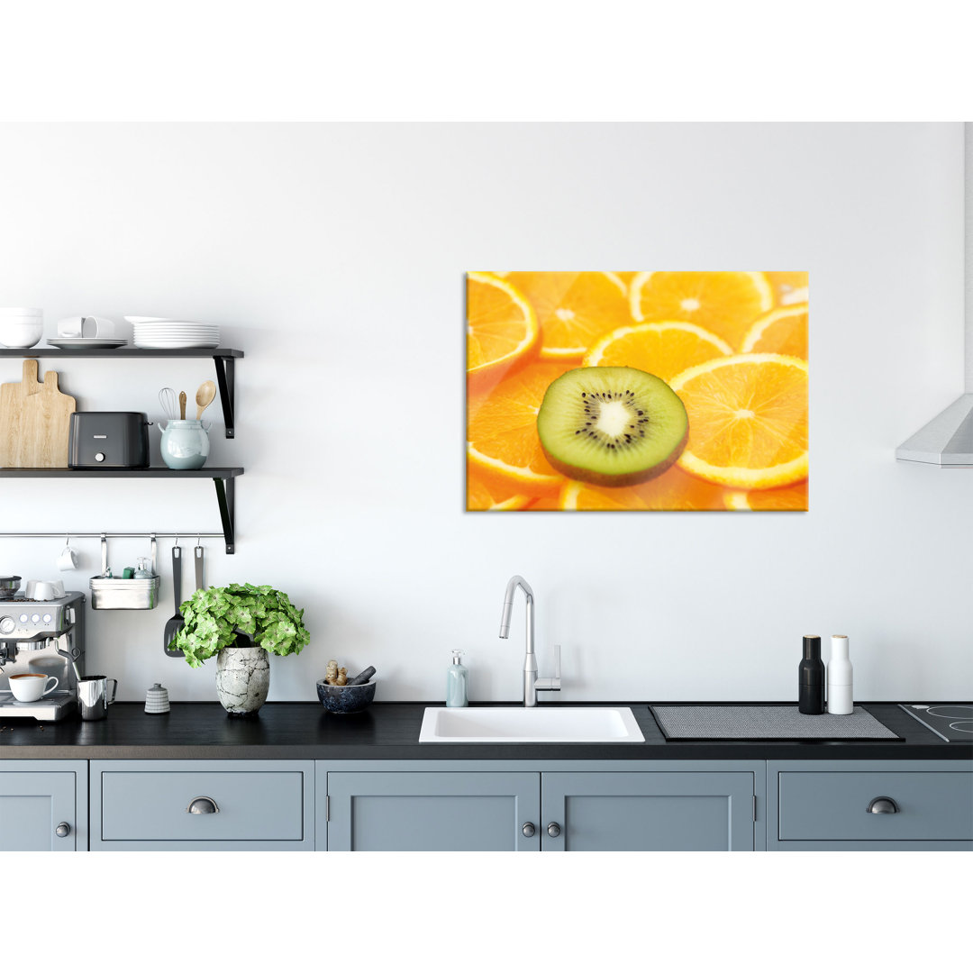 Wandbild auf Echtglas "Kiwi Lost in Orange Slices" inkl. Aufhängung Und Abstandshalter