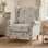Fauteuil d'appoint à oreilles Chloris, fauteuil rembourré en lin avec garniture cloutée, pieds en bois massif tourné, fauteuil de lecture de style maison de campagne