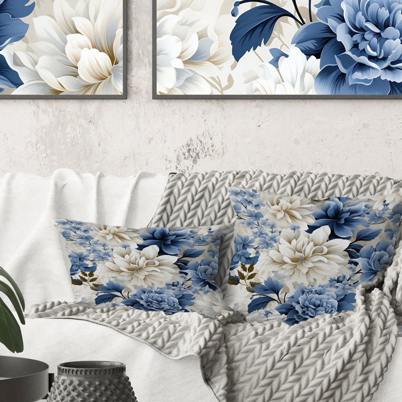 Coussin décoratif floral à motif victorien bleu et blanc I, 16" x 16"