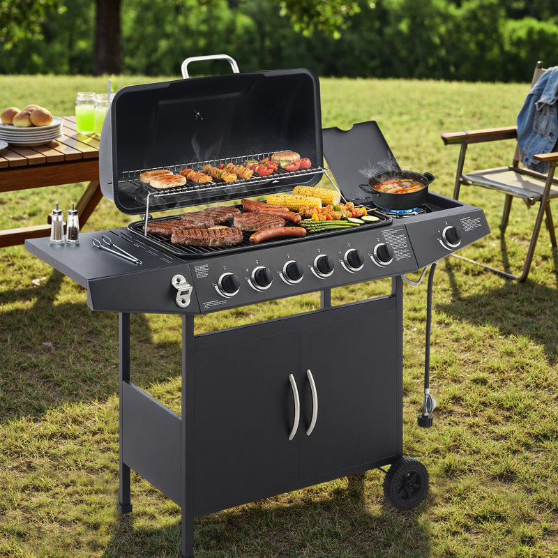 Gril à gaz propane de 576 po² de surface de cuisson avec 6 brûleurs principaux, 1 brûleur latéral et une grille de maintien au chaud pour les repas en famille. Bac à graisse de surface. Nettoyage facile.