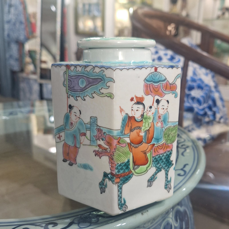 Pot en porcelaine fait à la main