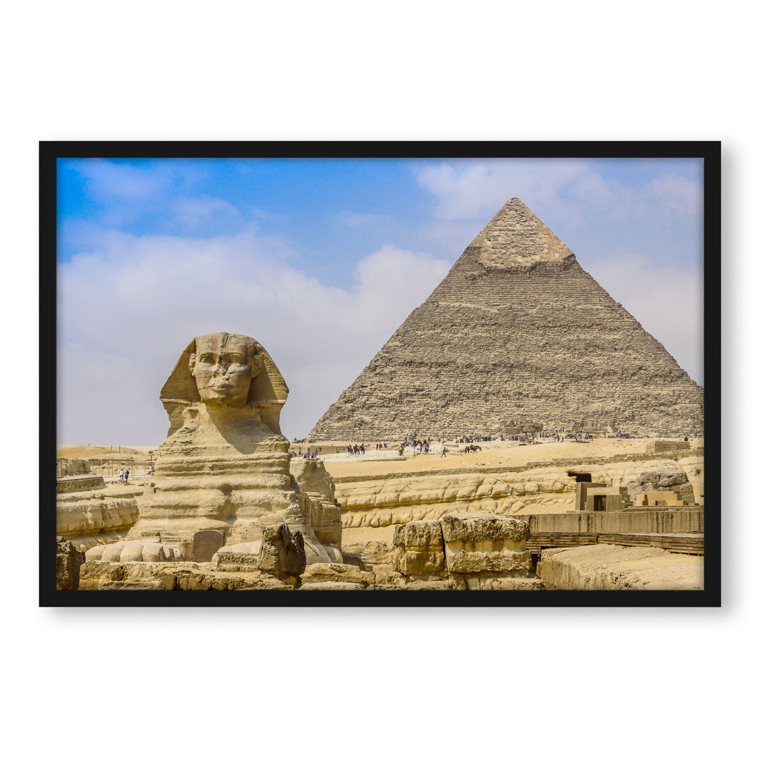 Gerahmtes Poster Sphinx von Gizeh mit Pyramide