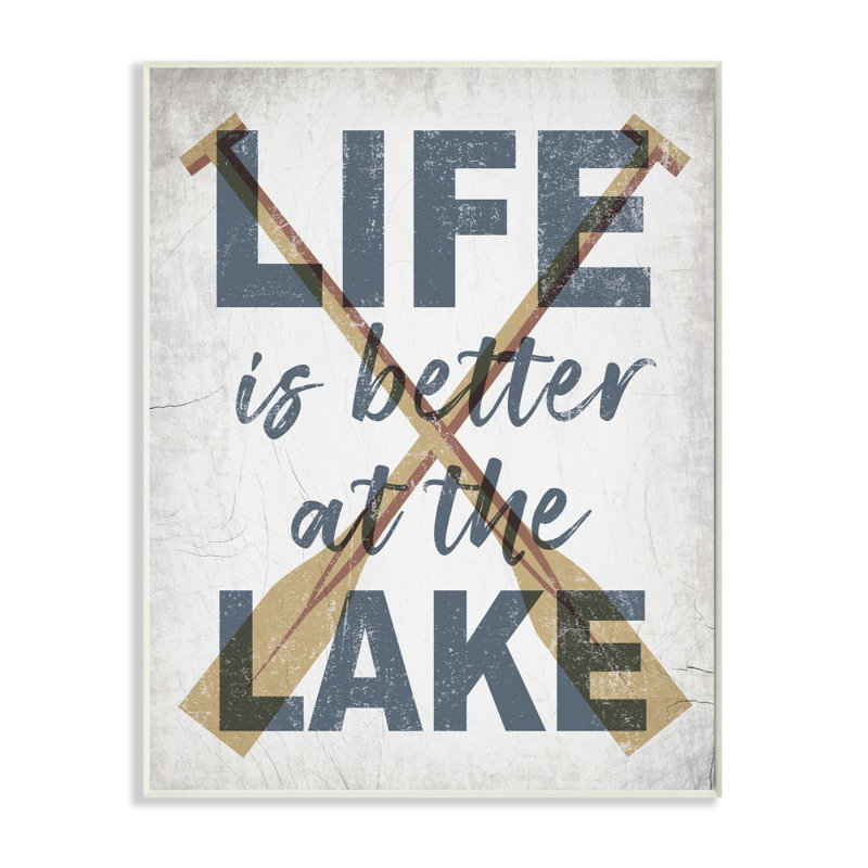 «Life is Better at the Lake» par Daphne Polselli - reproduction d'art textuel, H 19 po x l 13 po x P 0,5 po, Plaque murale