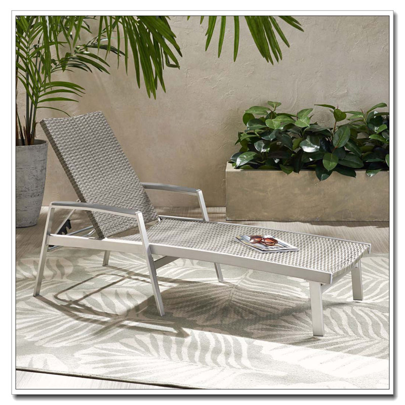 CHAISE LOUNGE
