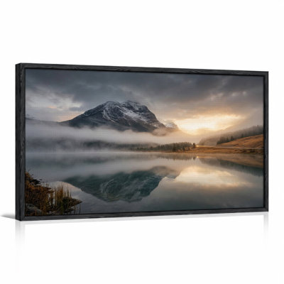 Art mural sur toile Snowy Mountain Reflection in Misty Lake at Sunrise